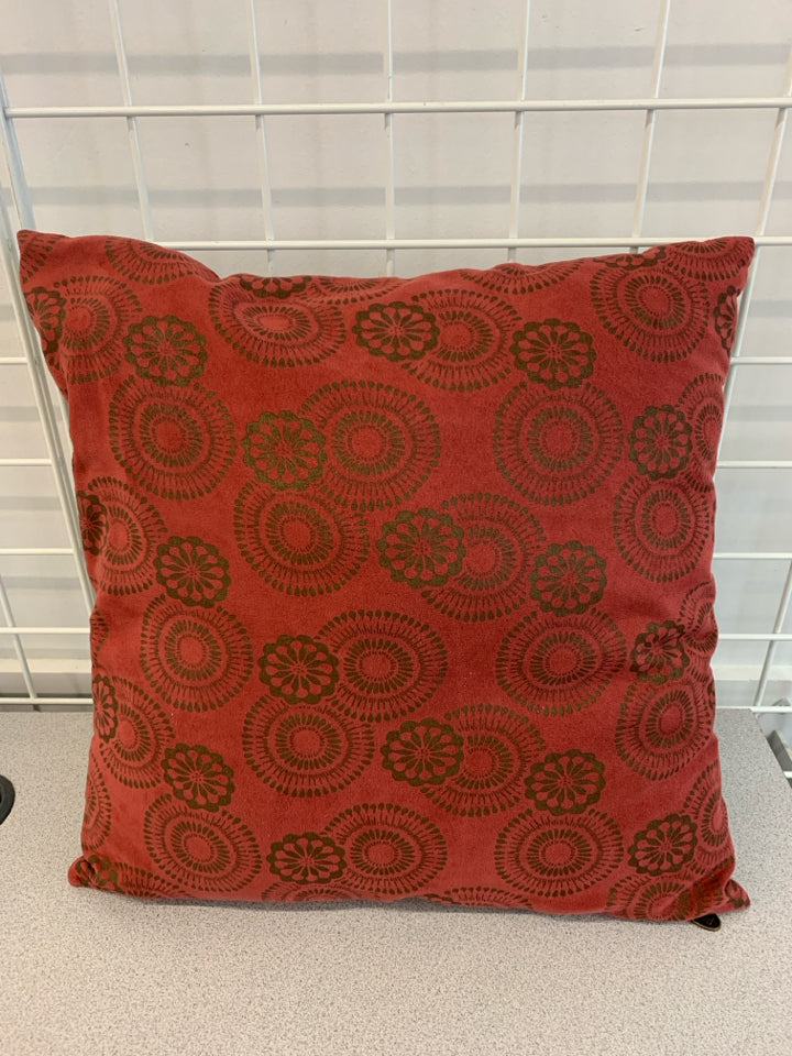 RED/BROWN CIRCLE STITCHED PILLOW.