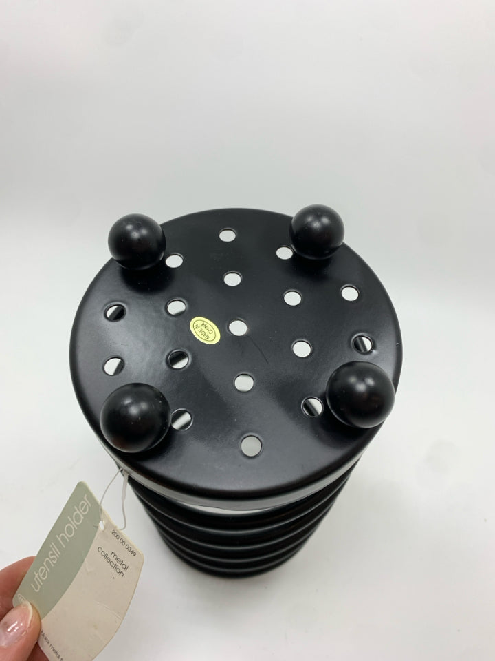 BLACK METAL SPIRAL UTENSIL HOLDER.