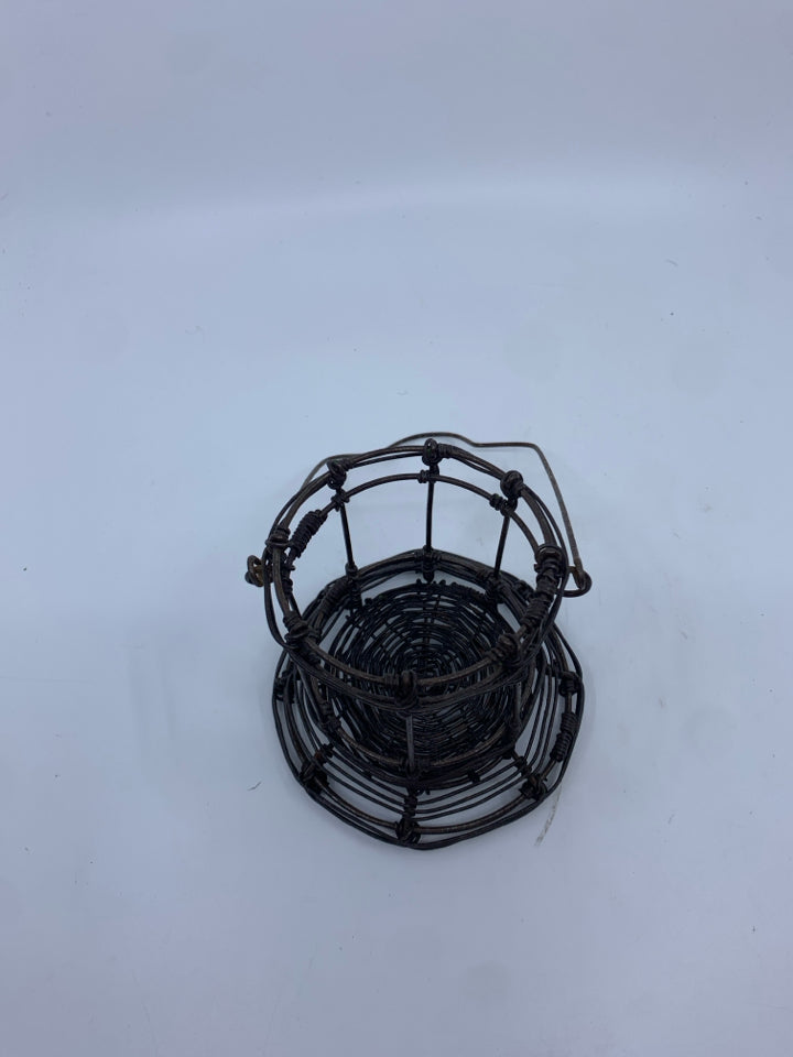 METAL WIRE PENCIL CUP.