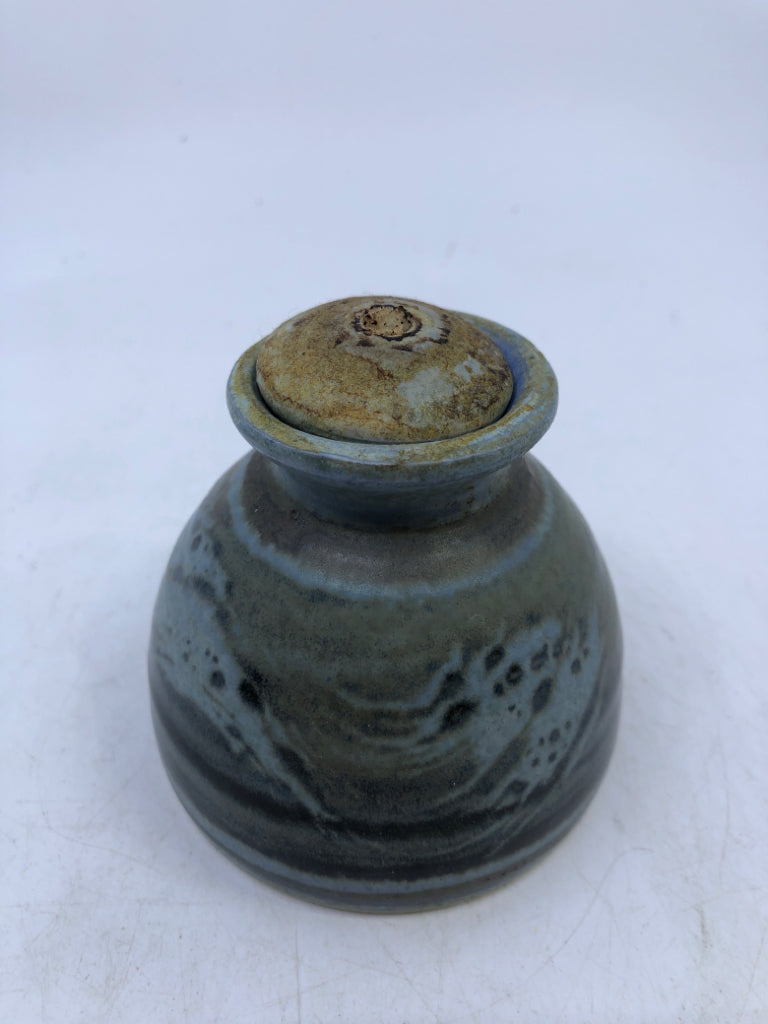 ROUND LIGHT BLUE POTTERY DIFFUSER.