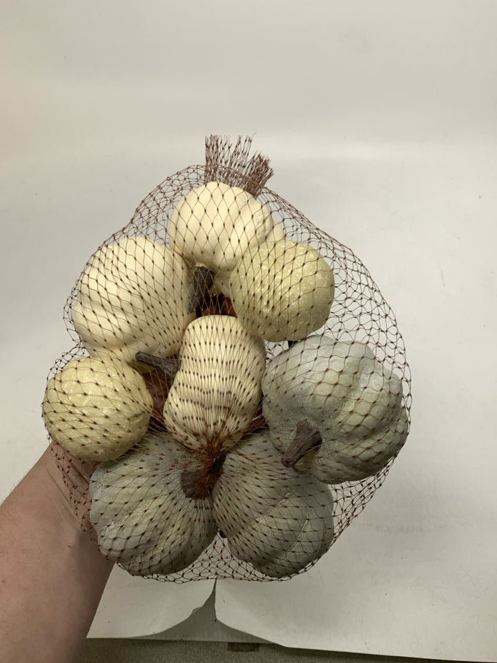 8 MINI PUMPKIN FILLER IN MESH BAG.