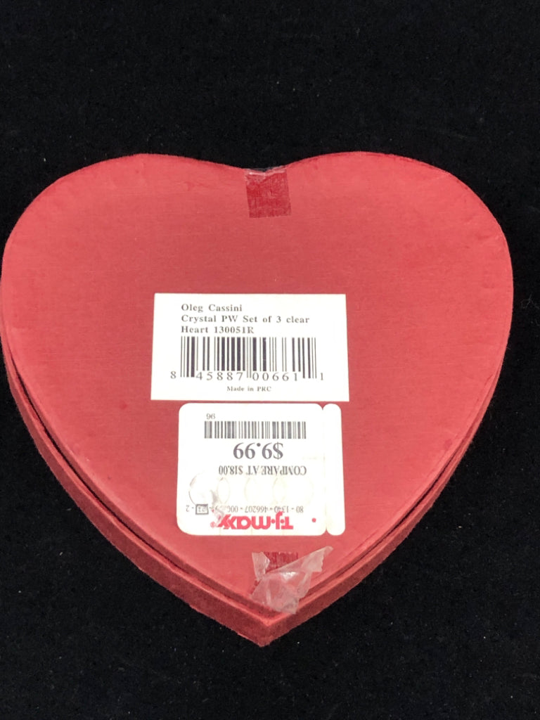 3PC CRYSTAL PAPERWEIGHTS IN HEART BOX.