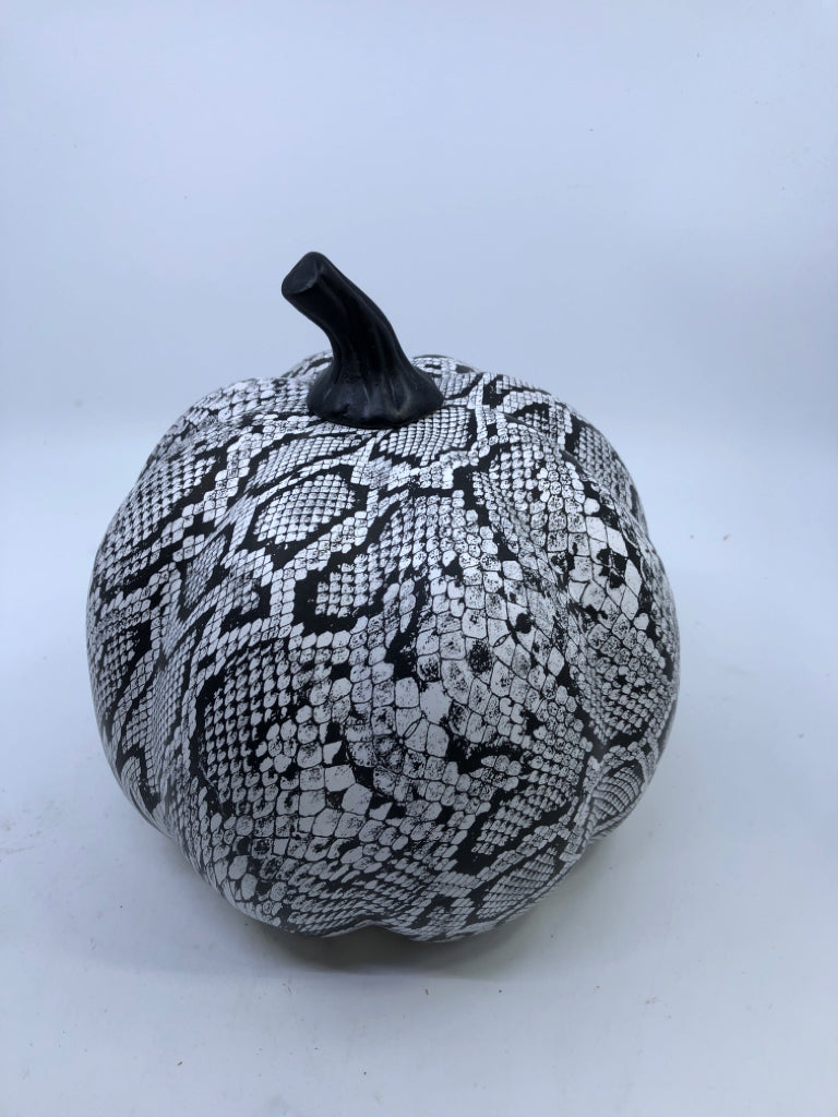BLACK/WHITE SNAKE SKIN PATTERN PUMPKIN.