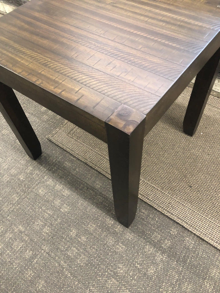 DARK BROWN WOOD SLAT STYLE END TABLE.