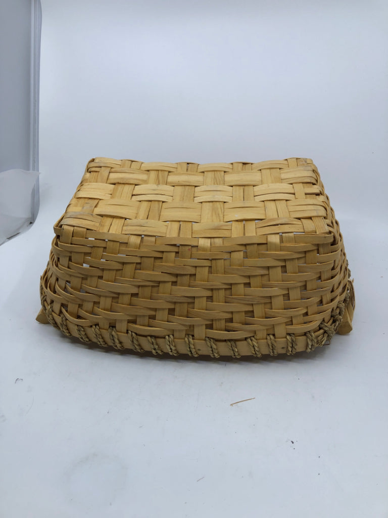 BLONDE WOVEN BASKET W WOOD HANDLES.