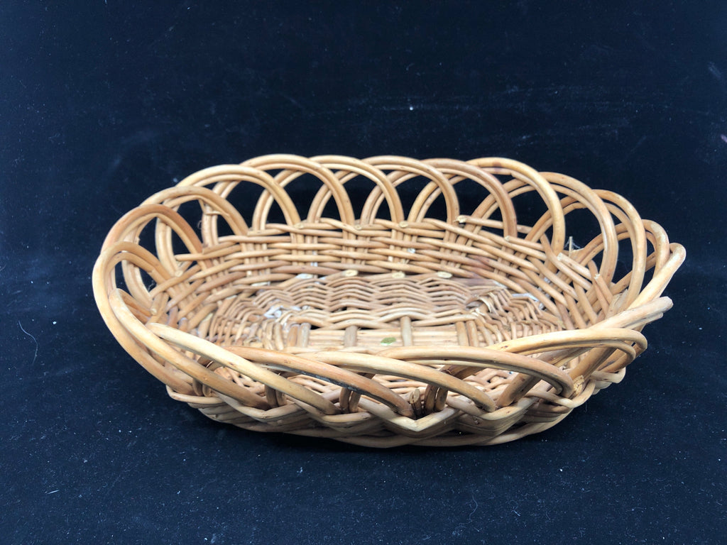 OVAL CUT OUT WAVY EDGE BASKET.