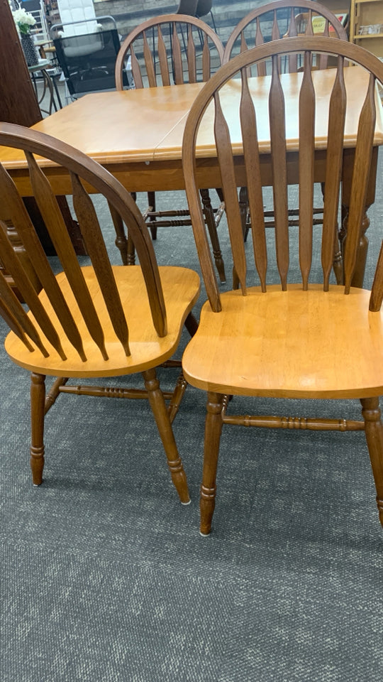 OAK WOOD KITCHEN TABLE W/4 CHAIRS+ SELF STORING LEAF.