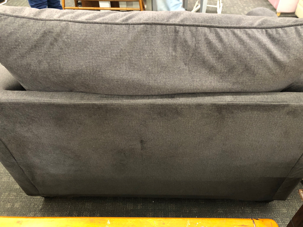 SOFT GRAY OVERSIZED CHAIR.
