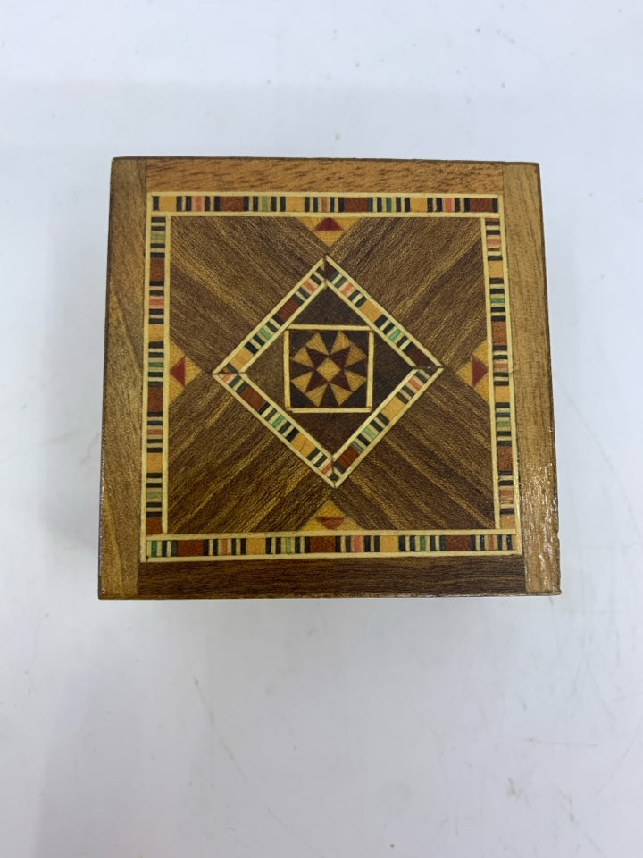 SMALL HANDMADE WOOD TRINKET BOX.