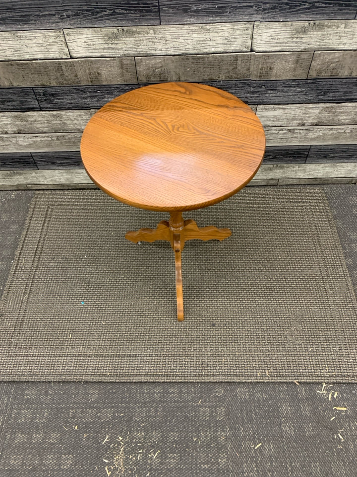 SMALL OAK WOOD ROUND TABLE.