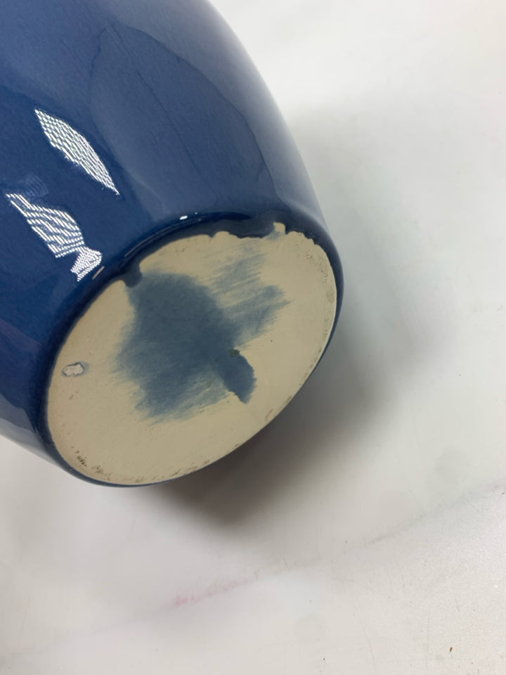 BLUE CERAMIC ROUND VASE.