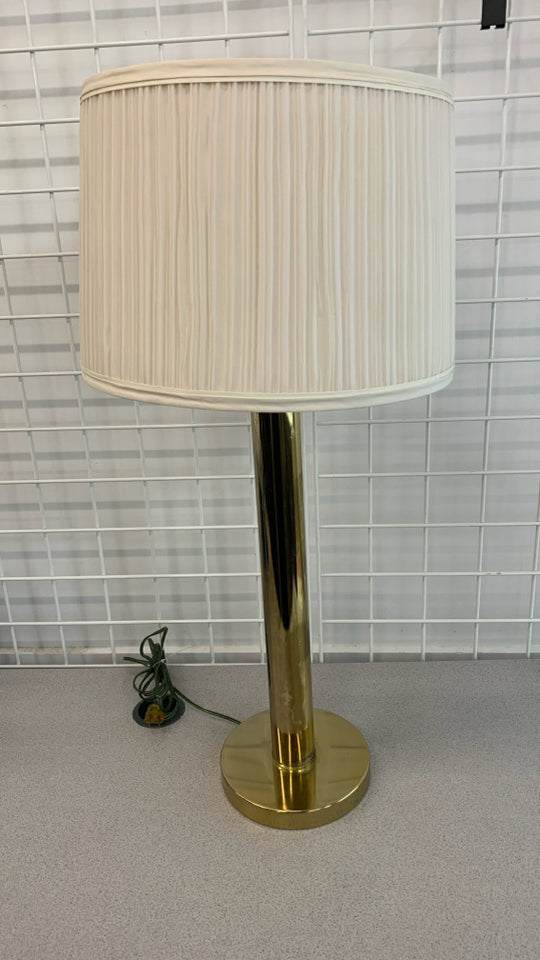 BRASS LAMP W/RIPPLE CREAM SHADE.