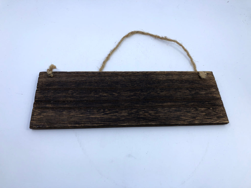 WELCOME WOOD BLOCK DOOR HANGING.
