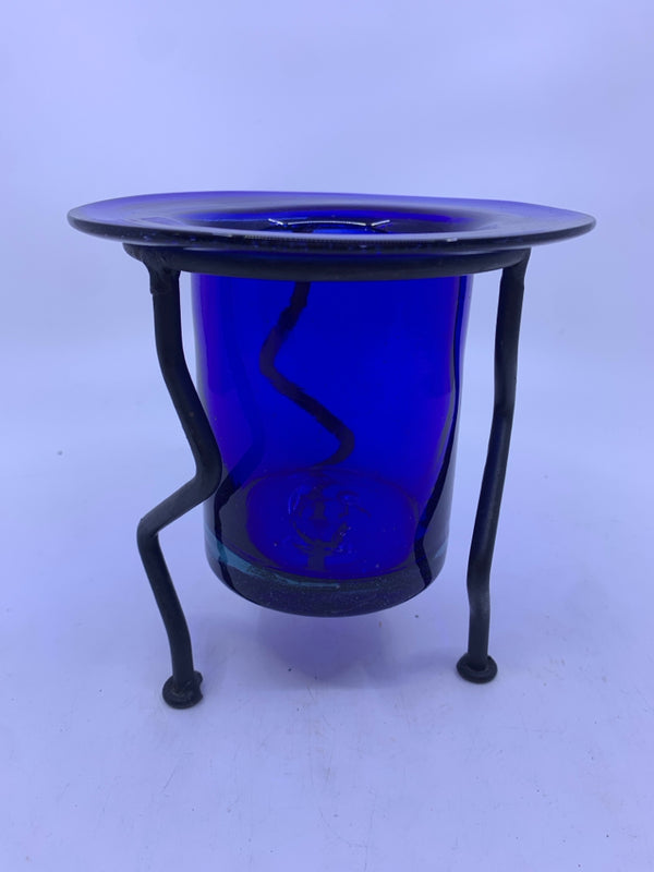 BLUE GLASS CANDLE HOLDER IN BLACK IRON STAND.