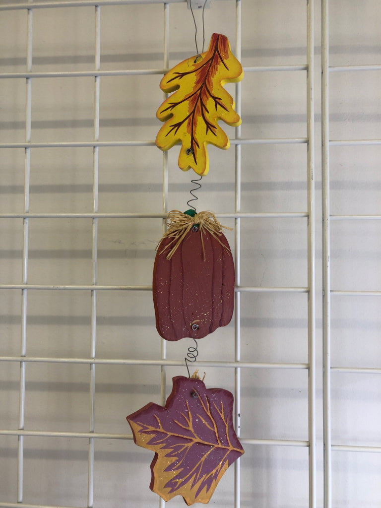 WOOD LEAFS WALL DECOR.