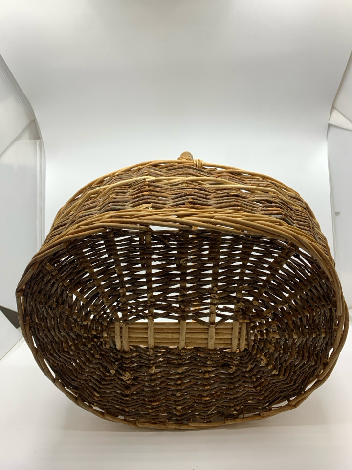 2-TONED WICKER BASKET W/LG HANDLE.