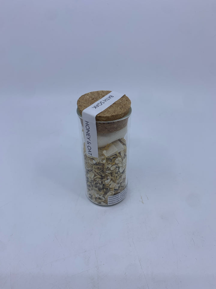 NIP HONEY AND OAT BATH SOAK.