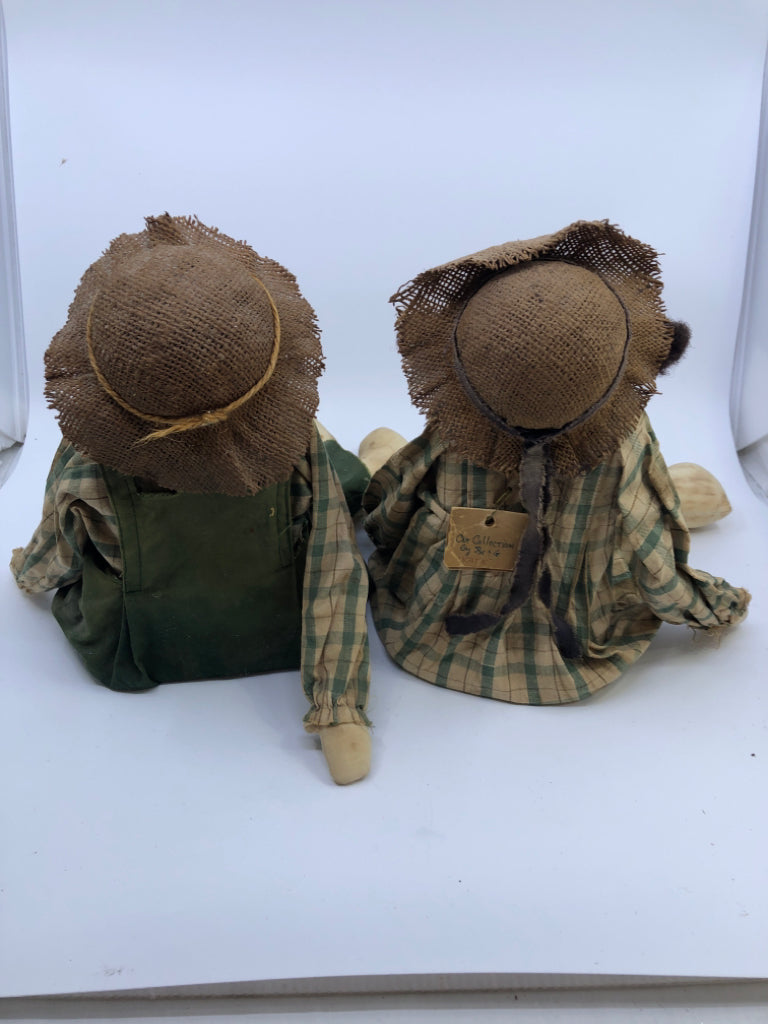2PC BOY+GIRL SHELF SITTING PRIMITIVE DOLLS.