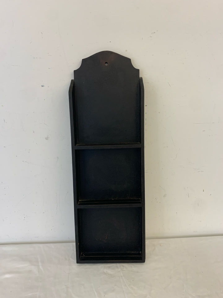 PRIMITIVE BLACK PLATE HOLDER.