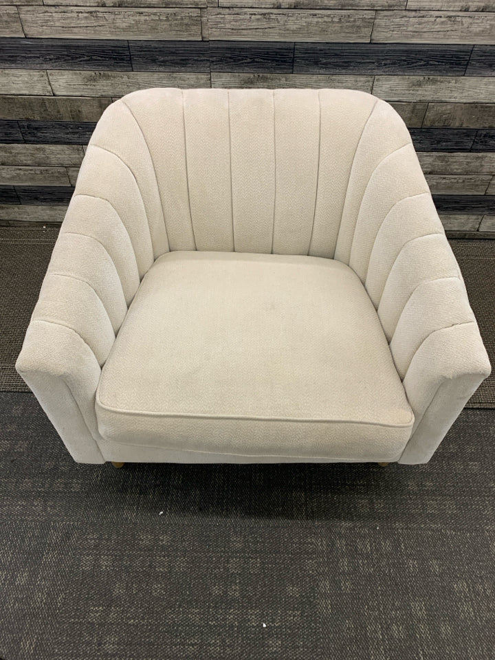 WHITE FABRIC SQUARE SHAPED CHAIR.