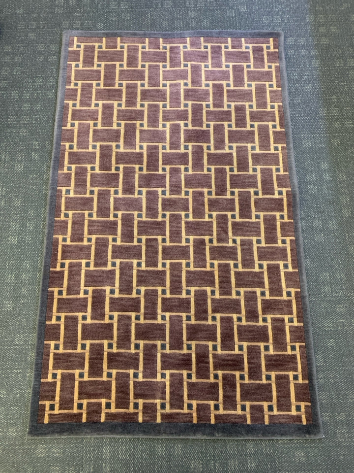 SAFAVIEH MAROON SQAURE PATTERN RUG -ORGANIC.