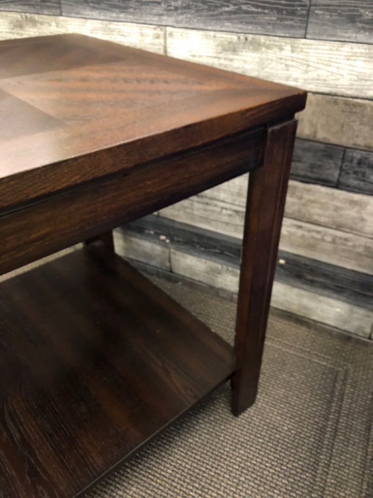BROWN X-GRAIN WOODEN END TABLE.