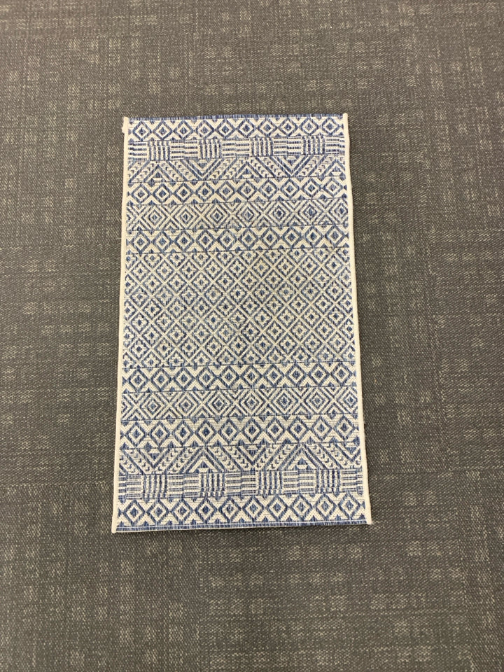 SAFAVIEH "COURTYARD" WHITE/BLUE AZTEC PATTERN.