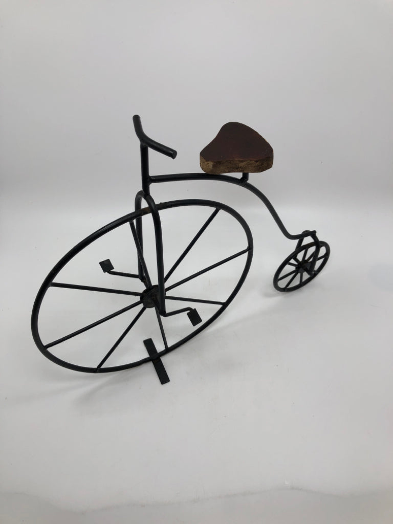 METAL BICYCLE DECOR W/WOODEN SEAT.
