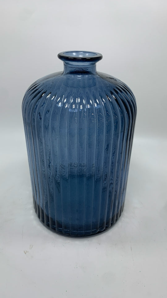 BLUE RIBBED GLASS VASE.