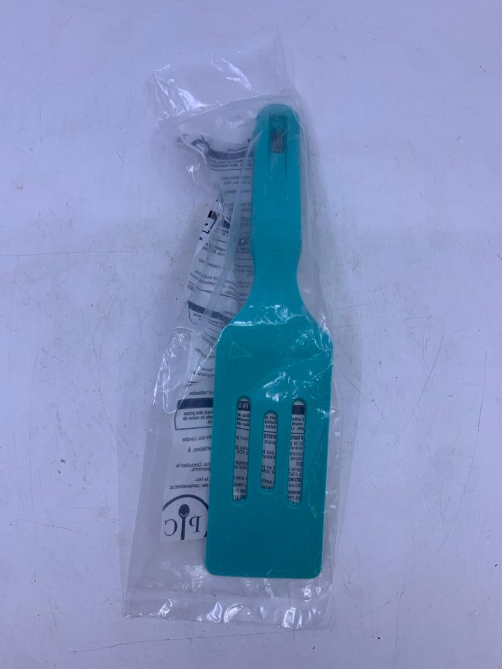 NIP PAMPERED CHEF SMALL SPATULA