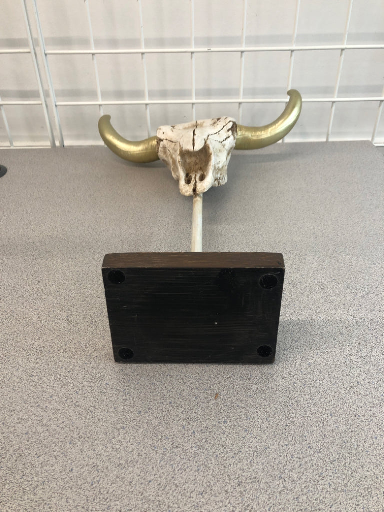 COW SKULL FIGURINE W/GOLD HORNS.