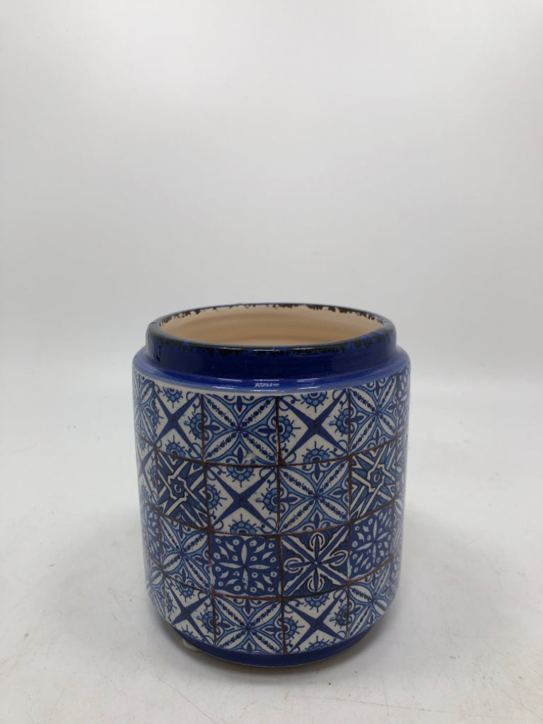 BLUE TILE PATTERN CERAMIC PLANTER.