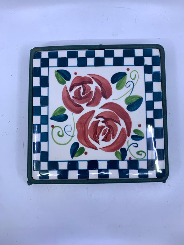 ROSE TILE TRIVET W/ CHECKERED BORDER ON GREEN METAL FOOTED STAND.