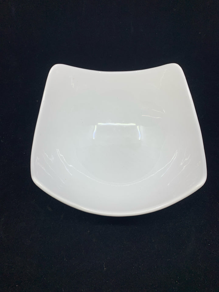 WHITE RAISED EDGE SQUARE BOWL.