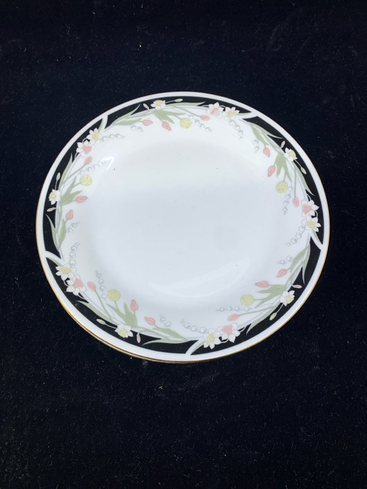 4 CROWN MING BLACK AND FLORAL RIM LUNCH PLATES.