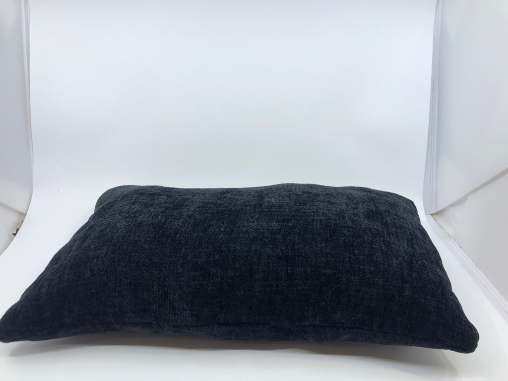 SMALL BLACK RECTANGLE PILLOW.