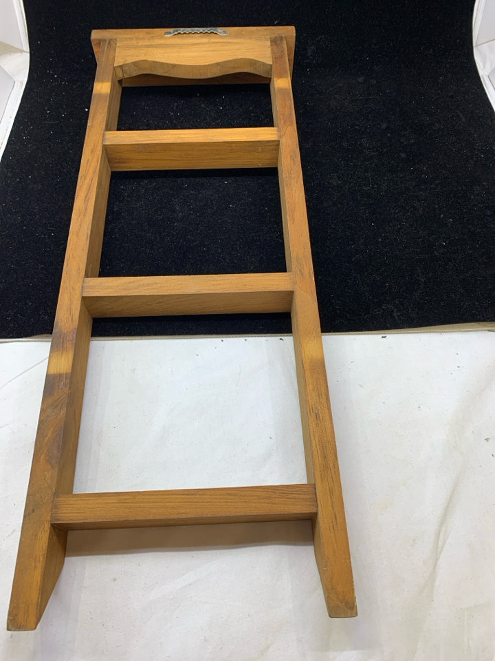 PRIMITIVE LADDER WALL HANGING.