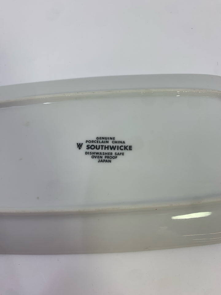 COVERED BUTTER DISH W/WHITE TEXTURED DETAIL.