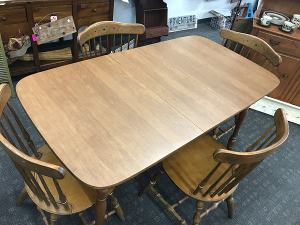 VTG TABLE W LEAF AND 4 HITCHCOCK CHAIRS.