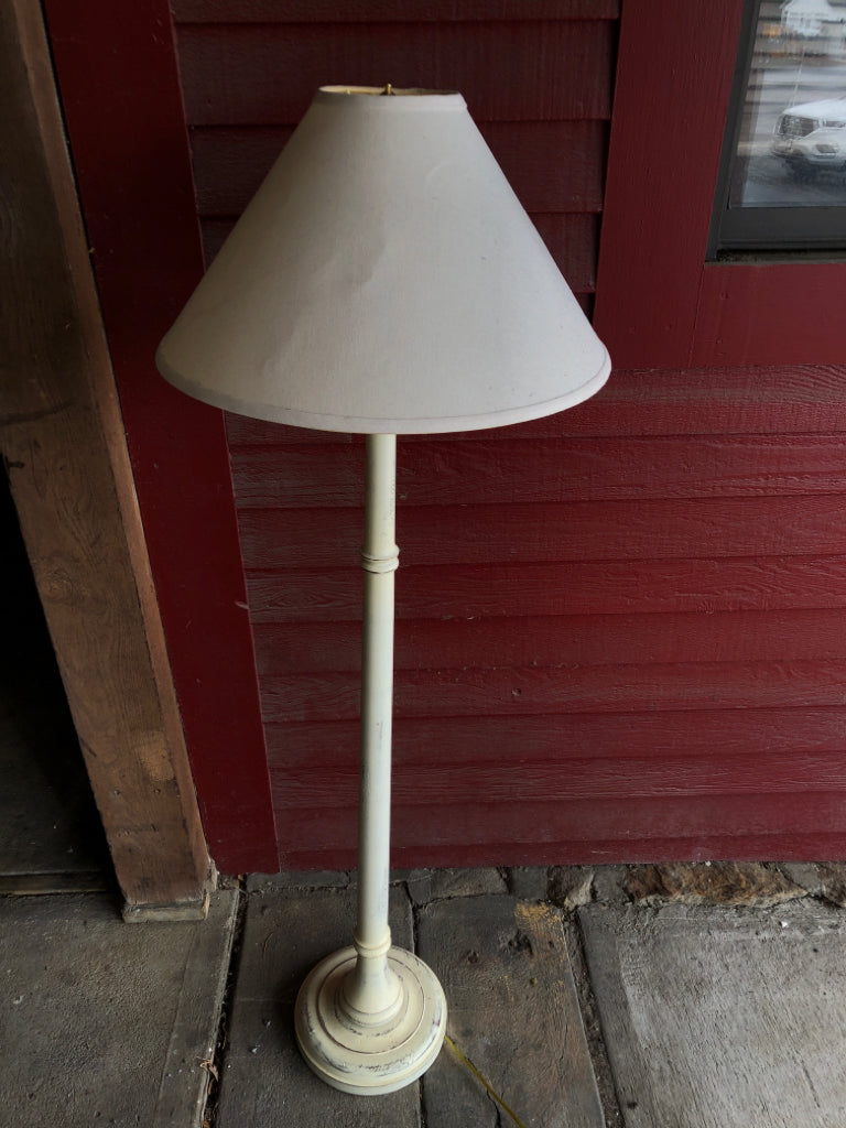 CREAM DISTRESSED LAMP W WHITE SHADE.