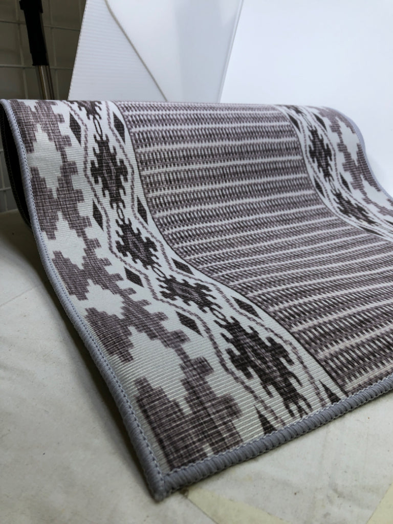LIGHT GRAY AZTEC RUG RUNNER.