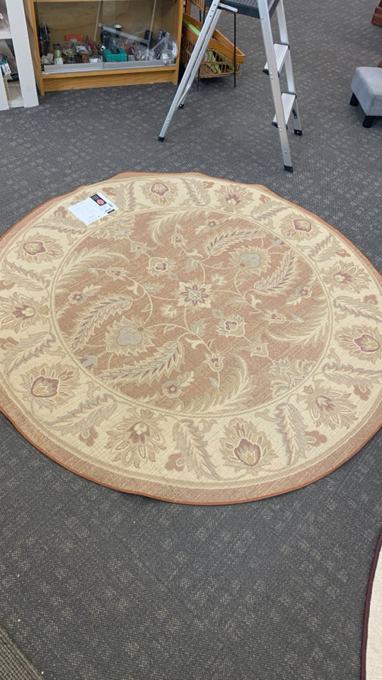 GOLDEN CIRCLE RUG W/LEAF DESIGNS.