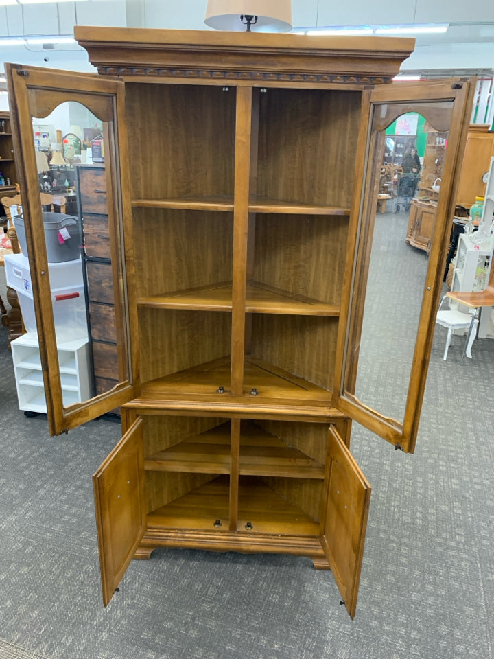 SOLID WOOD CORNER HUTCH W 2 SHELVES AND CABINETS.