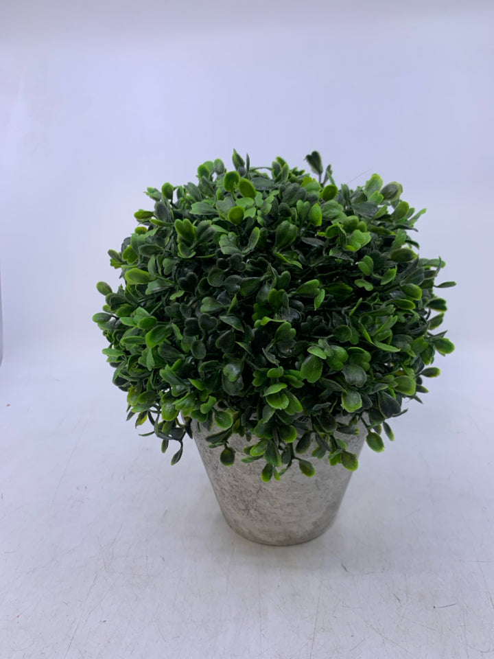 FAUX GREY CEMENT PLANTER W/ GREENS BULB.