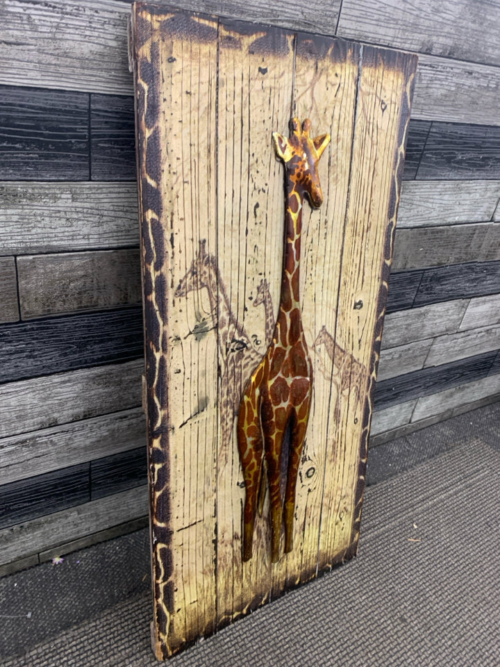 METAL GIRAFFE ON WOOD W/ PRINTED GIRAFFES WALL ART.