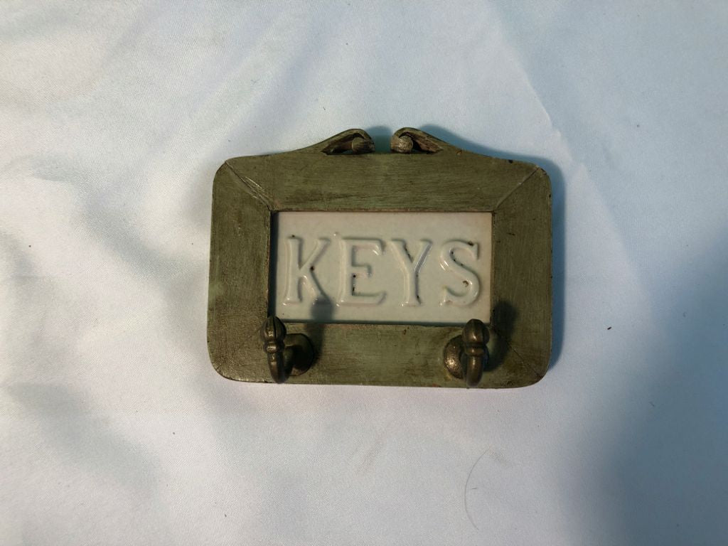 SMALL WALL ART KEYS GREEN DISTRESSED WOOD FRAME W/ TWO HOOKS.
