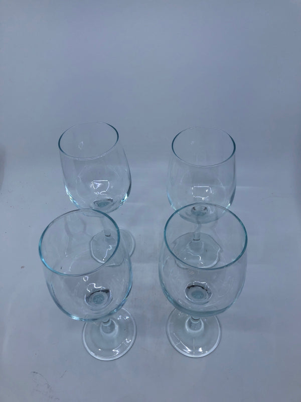 4 CLEAR GLASS WINE GLASSES.