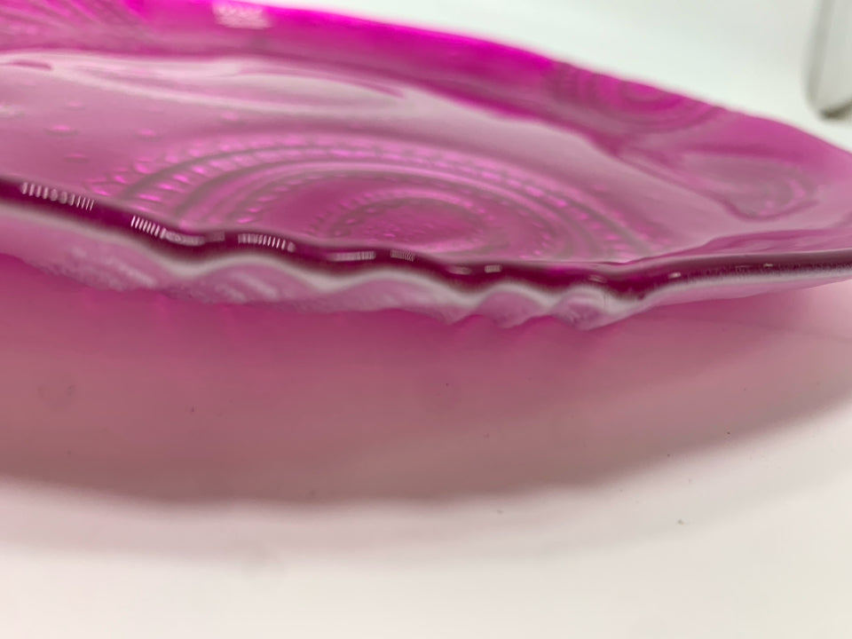 FUCHSIA GLASS PLATE W/PAISLEY PATTERN.
