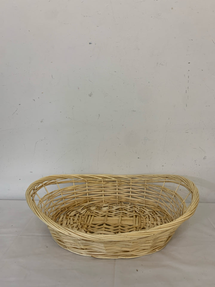 OVAL BLONDE WOVEN BASKET.