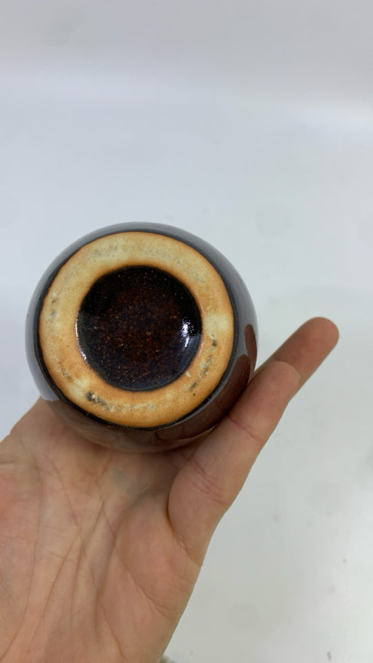 BROWN/BLUE CERAMIC BUD VASE.